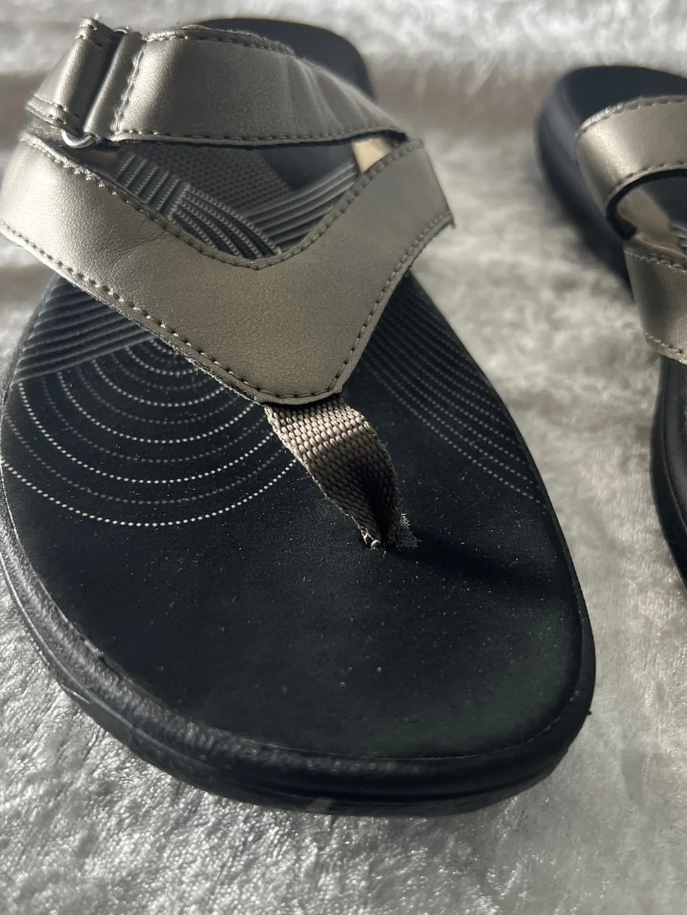Cloudsteppers by Clarks Metallic Gray and Black Thong Sandals